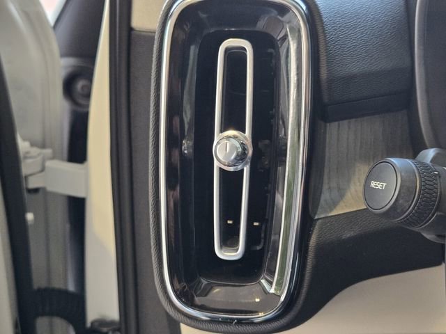 Certified 2023 Volvo XC40 B4 Plus w/ Protection Package Premier image 26