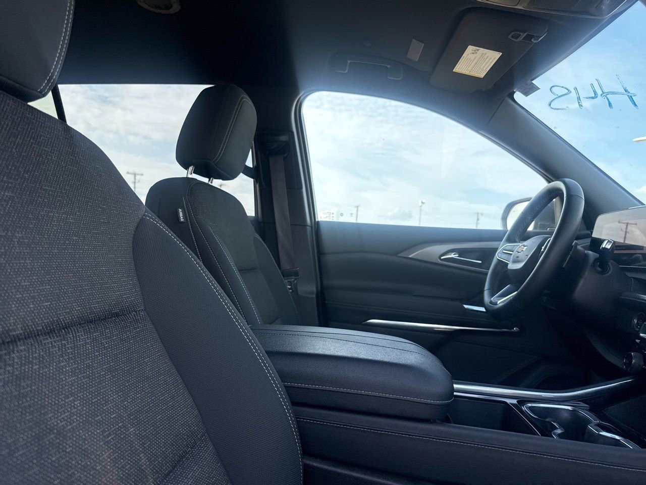 Used 2025 Chevrolet Traverse LT image 29