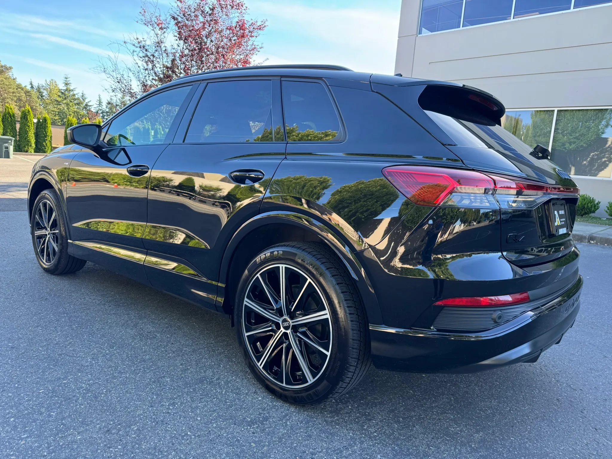 Used 2022 Audi Q4 e-tron Premium Plus w/ Premium Plus AWD/4WD image 7