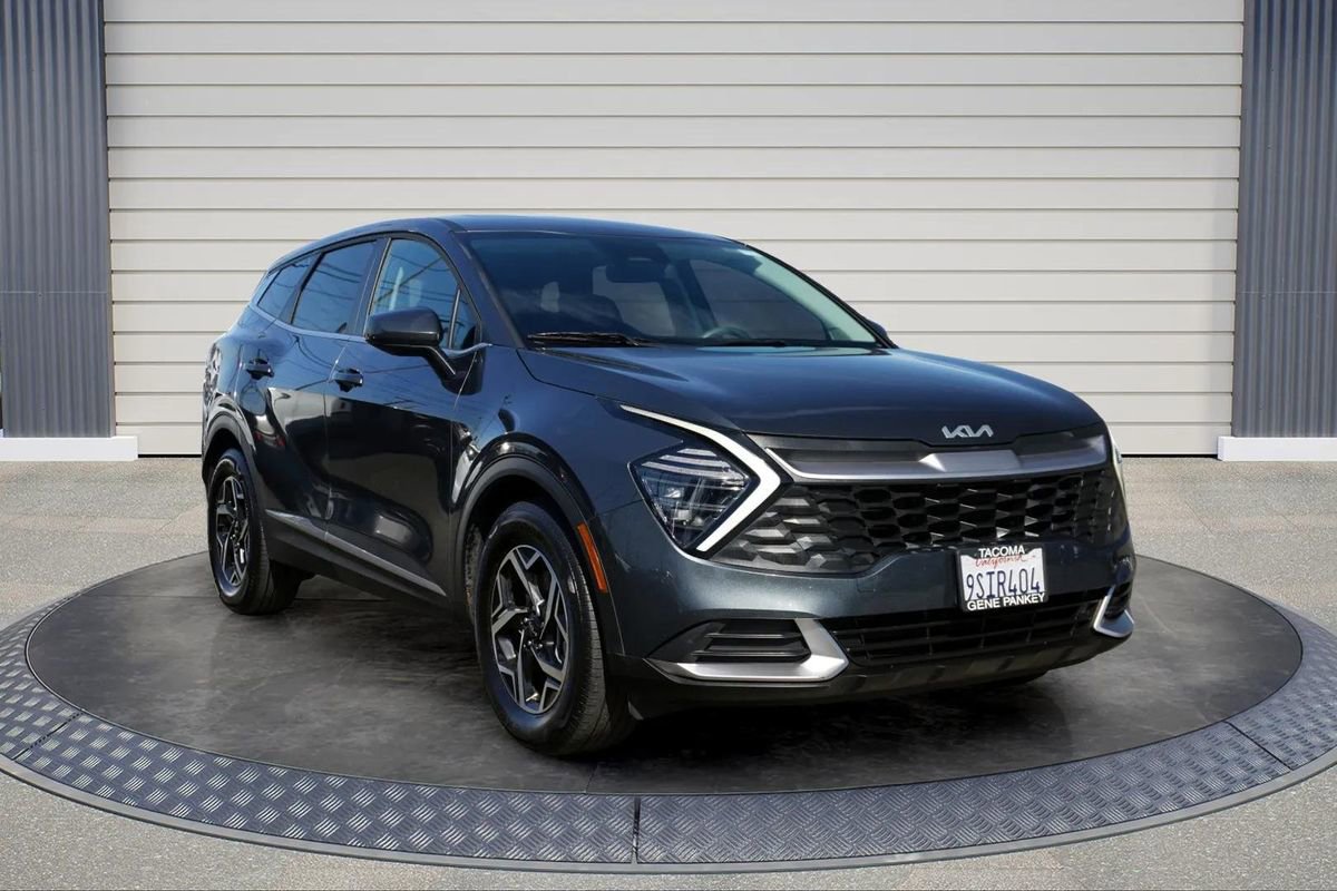 Used 2025 Kia Sportage LX image 1