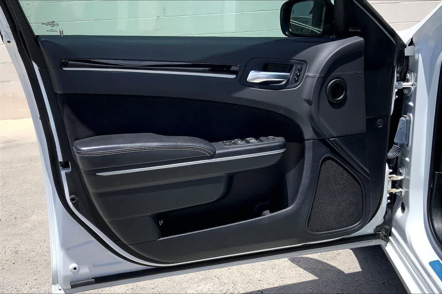 Used 2023 Chrysler 300 C RWD image 28