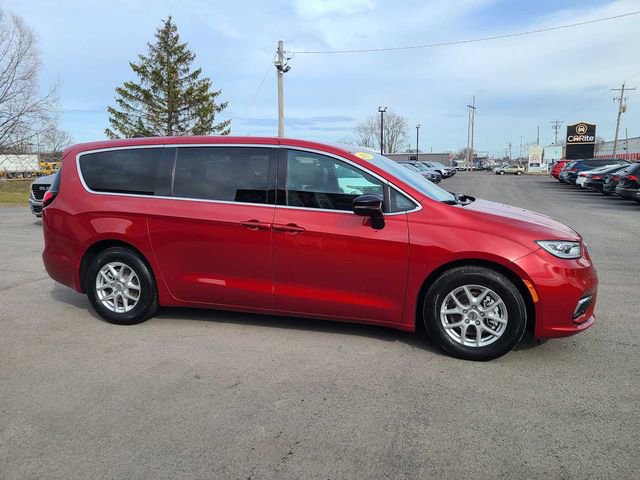 Used 2025 Chrysler Pacifica Select image 5