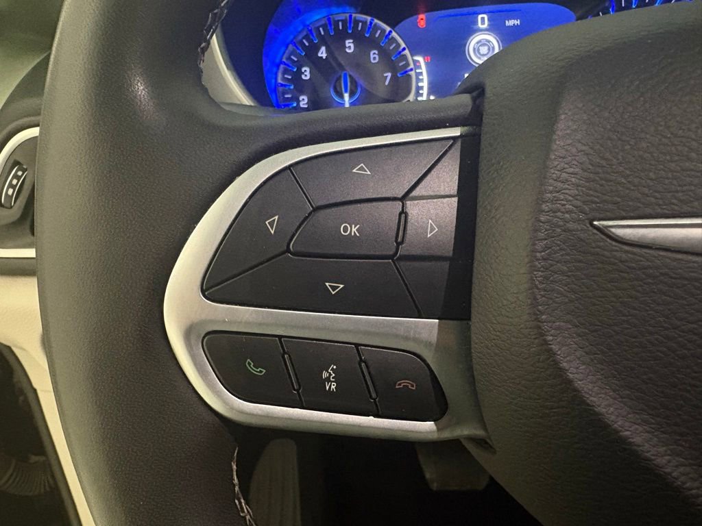 Used 2023 Chrysler Pacifica Touring-L FWD image 7