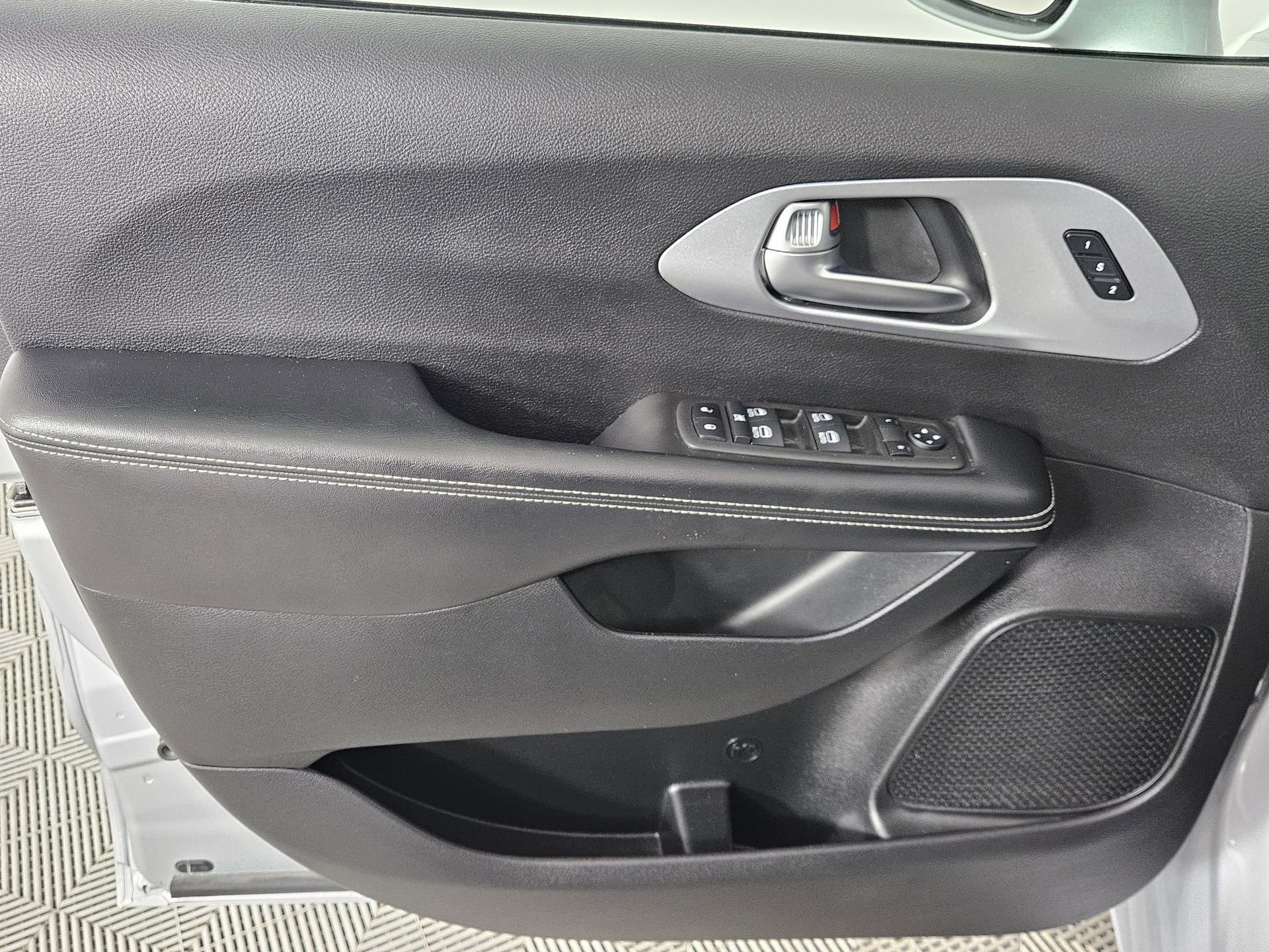 Used 2022 Chrysler Pacifica Touring-L w/ Uconnect Theater Family Group AWD/4WD image 17