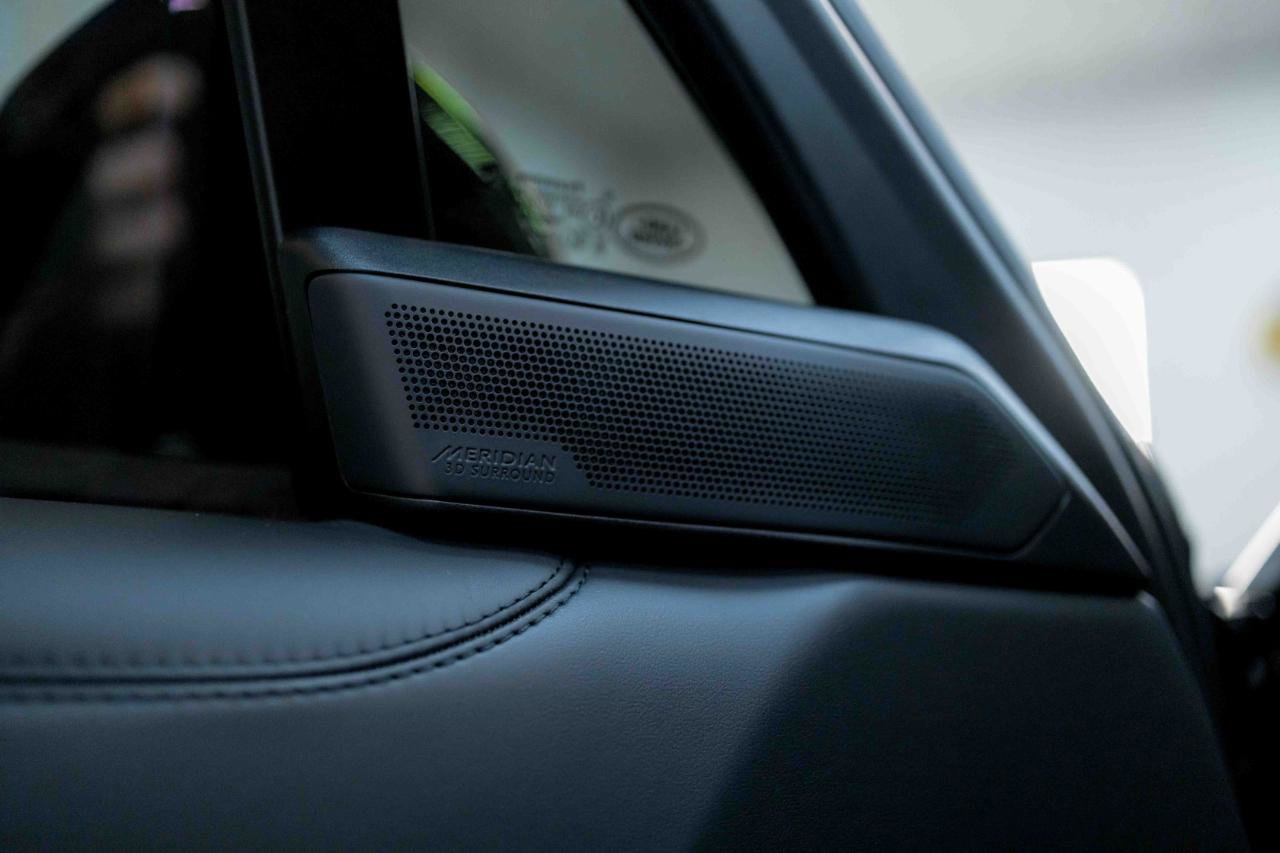 Used 2025 Land Rover Range Rover SE image 38