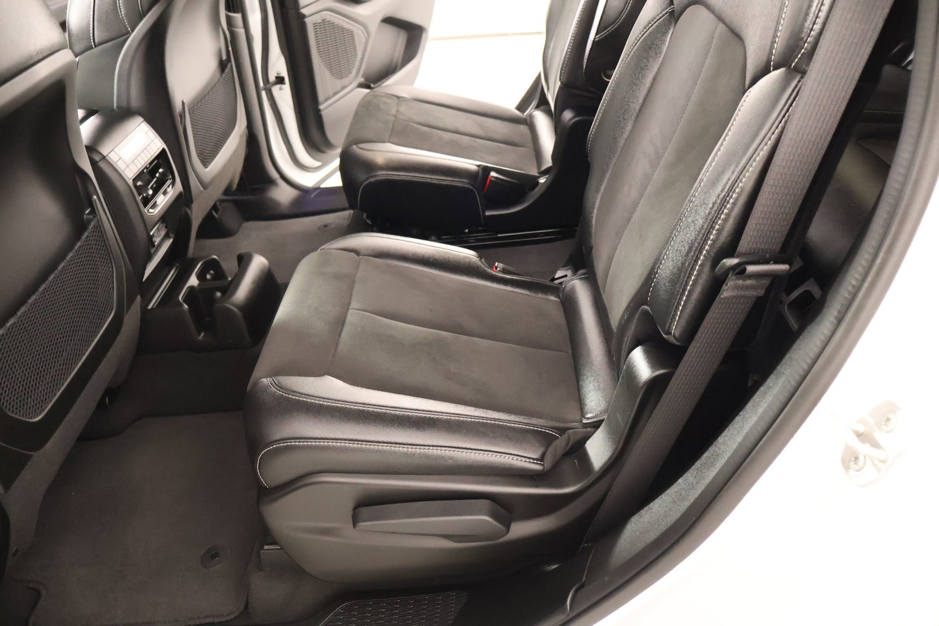 Used 2024 Jeep Grand Cherokee L Laredo RWD image 12