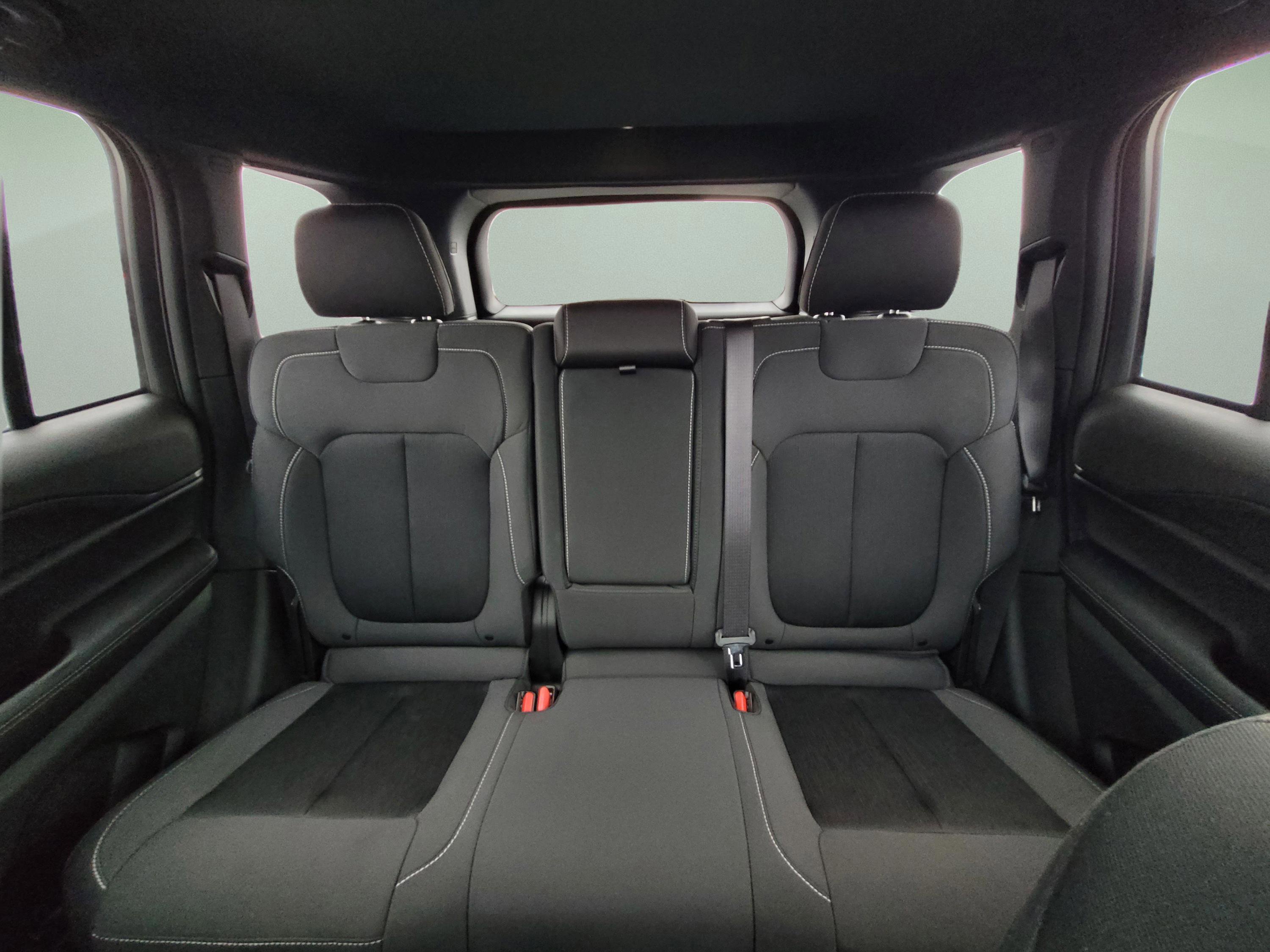 Used 2025 Jeep Grand Cherokee Laredo X image 18