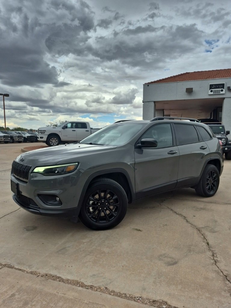 Used 2023 Jeep Cherokee Altitude Lux