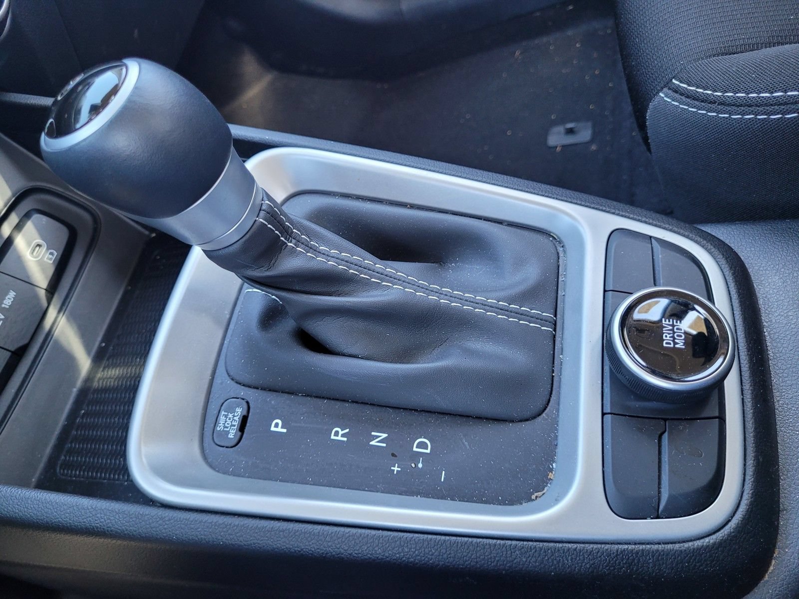 Certified 2025 Hyundai Venue SEL FWD image 24