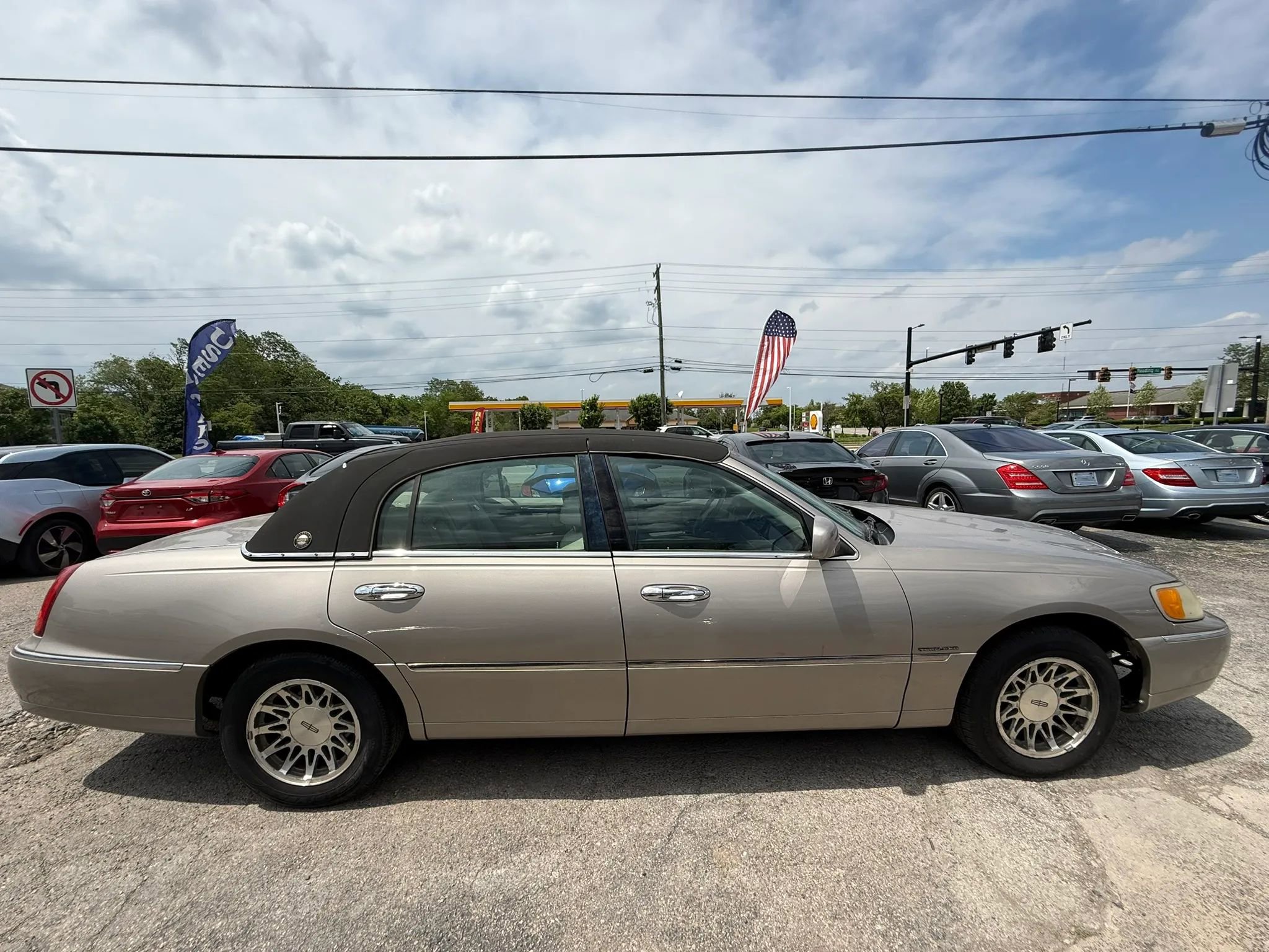 Used 2000 Lincoln Town Car Executive RWD image 2