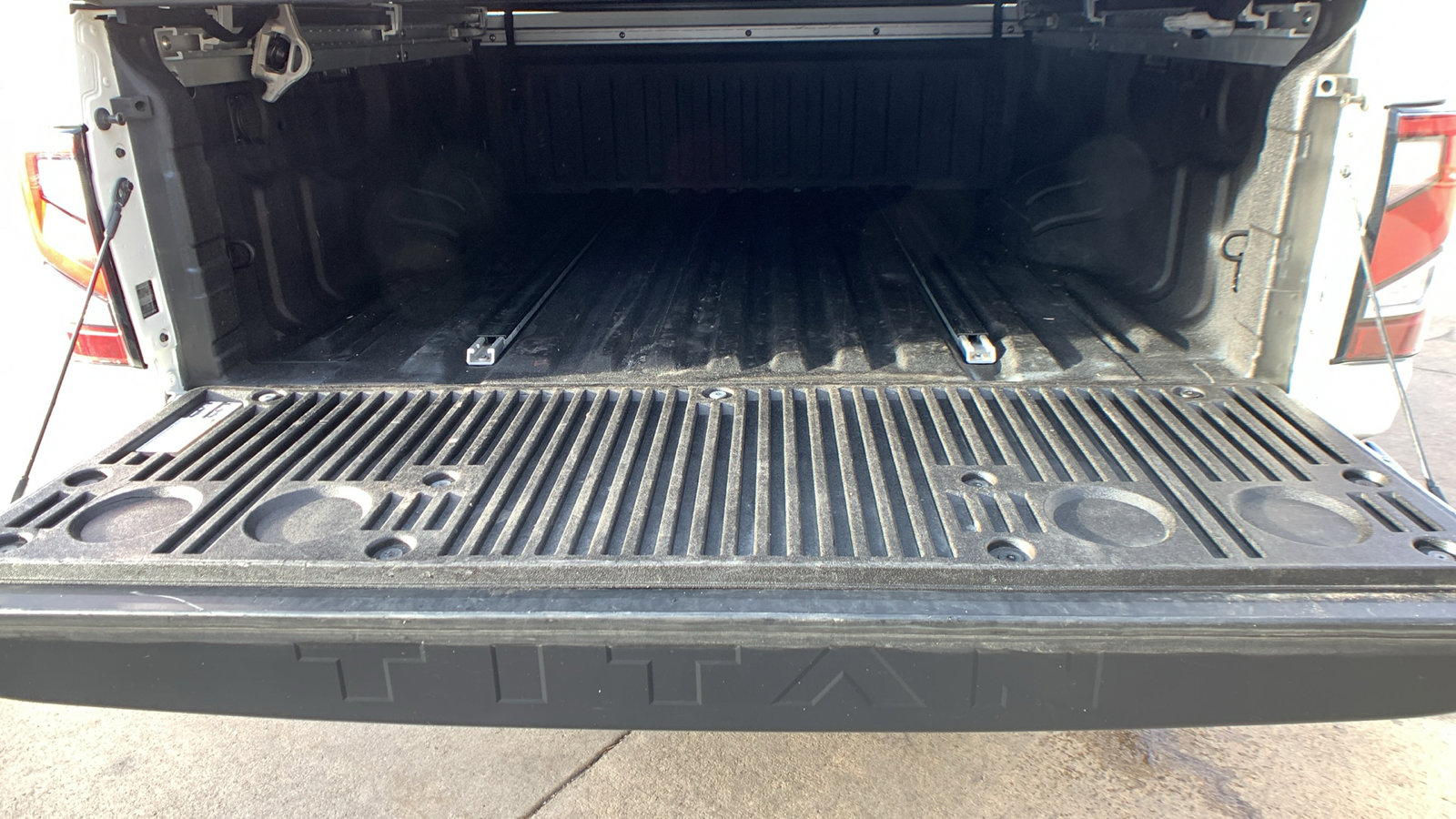 Used 2020 Nissan Titan SL w/ Moonroof Package image 23