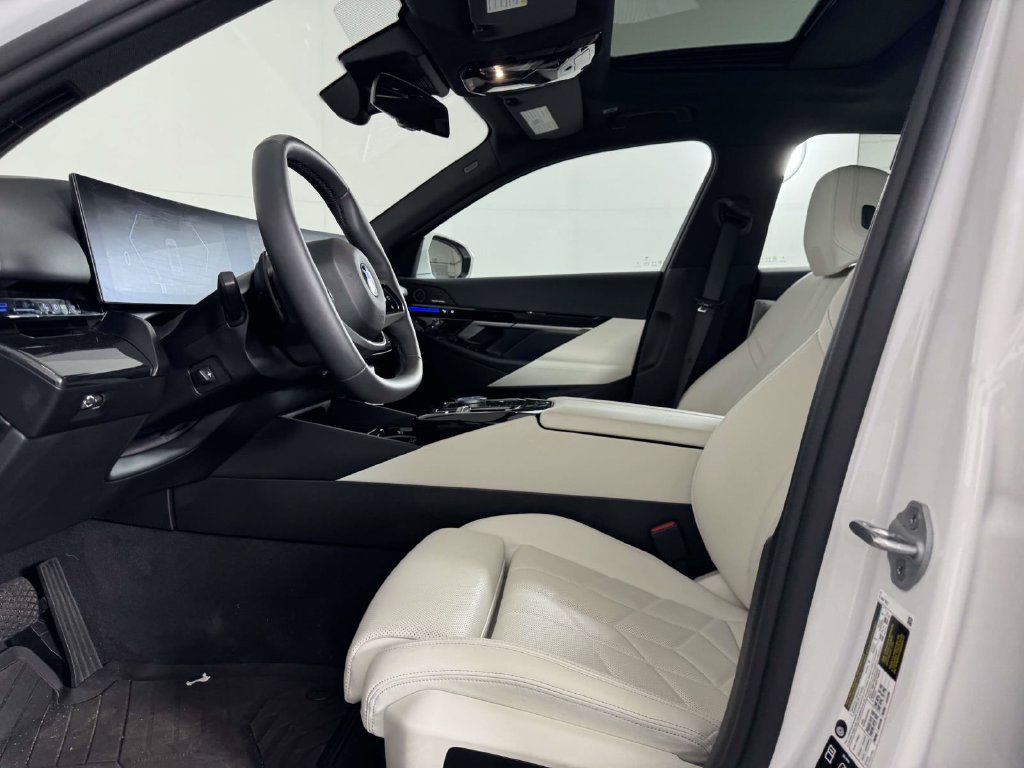 Used 2026 BMW 530i xDrive w/ Premium Package AWD/4WD image 4