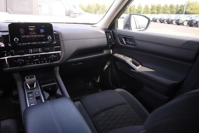 Certified 2025 Nissan Pathfinder SV w/ SV Premium Package FWD image 29