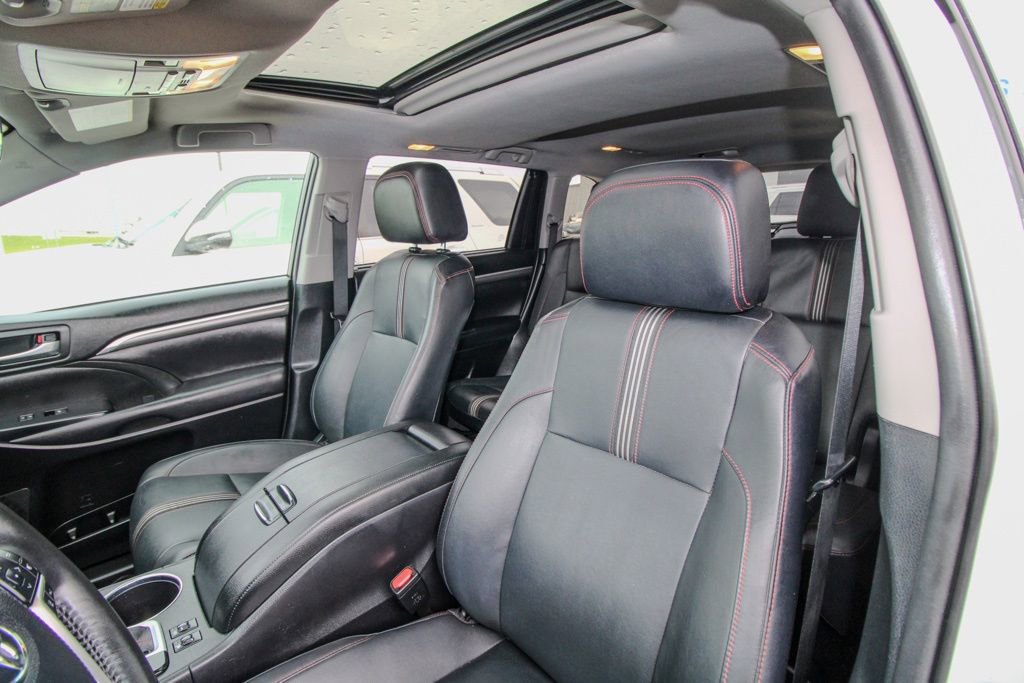 Used 2019 Toyota Highlander SE w/ Nightshade Edition AWD/4WD image 18