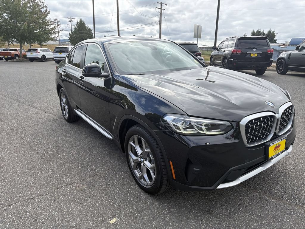 Used 2023 BMW X4 xDrive30i AWD/4WD image 3