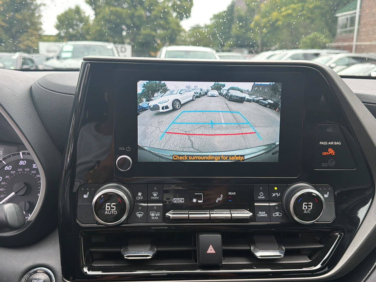 Used 2023 Toyota Highlander XLE AWD/4WD image 19