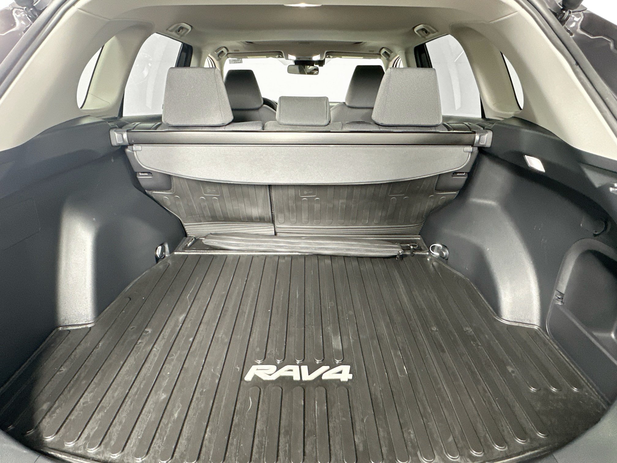 Used 2025 Toyota RAV4 XLE w/ Convenience Package AWD/4WD image 25