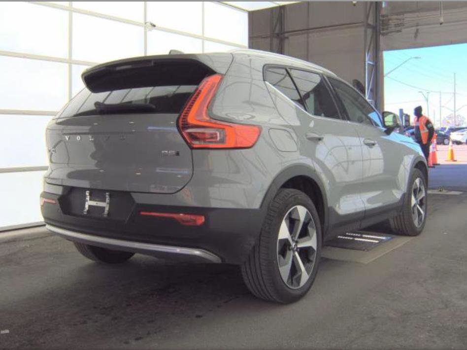 Used 2025 Volvo XC40 B5 Plus image 3