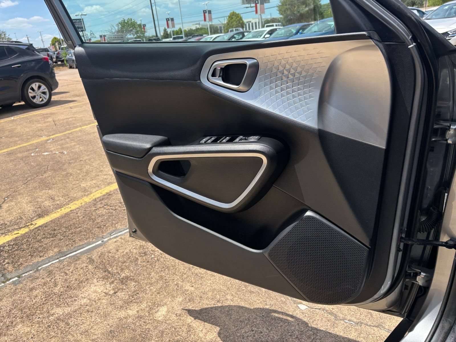Used 2025 Kia Soul LX w/ LX Technology Package FWD image 15