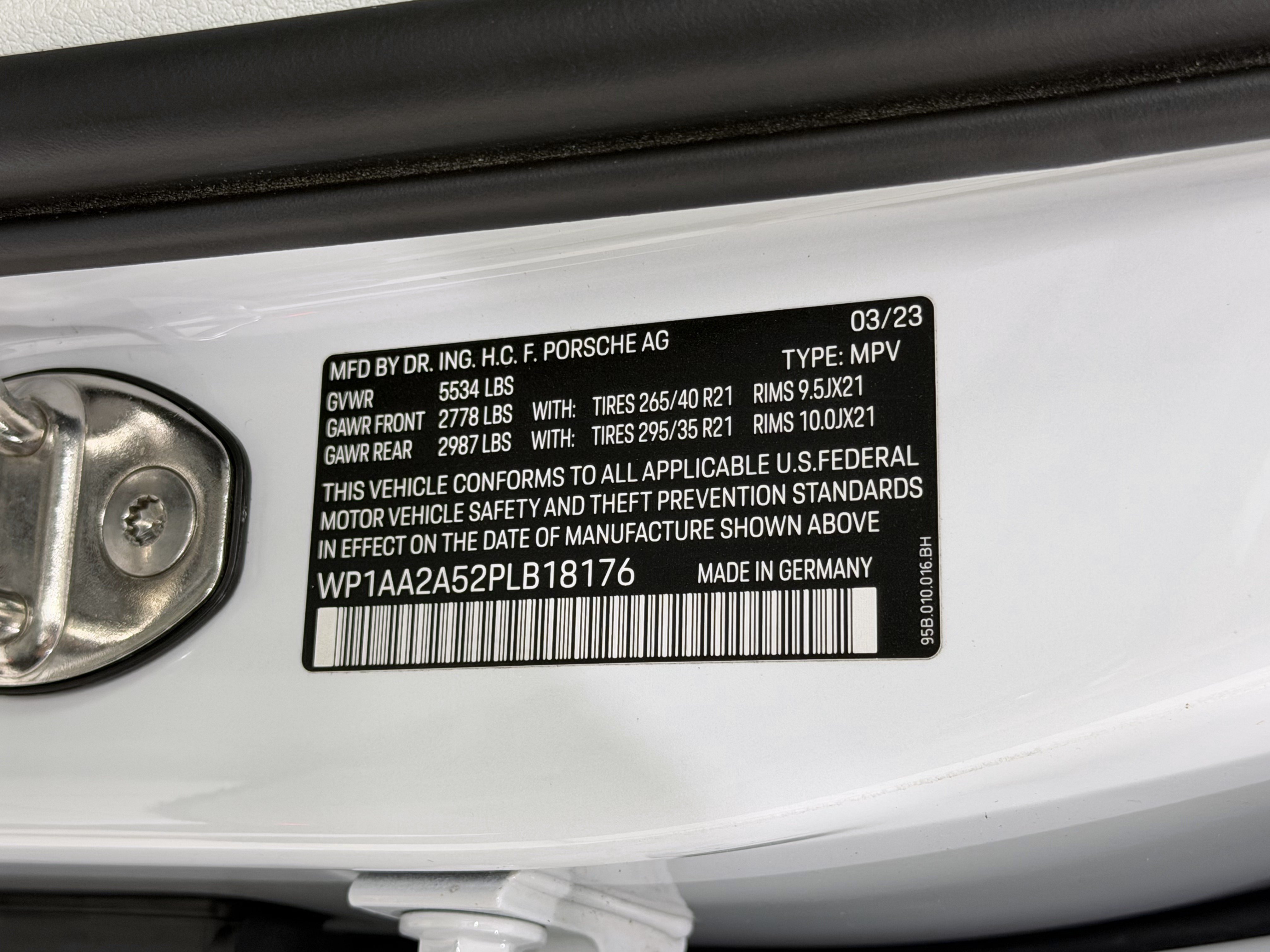 Certified 2023 Porsche Macan Turbo AWD/4WD image 63
