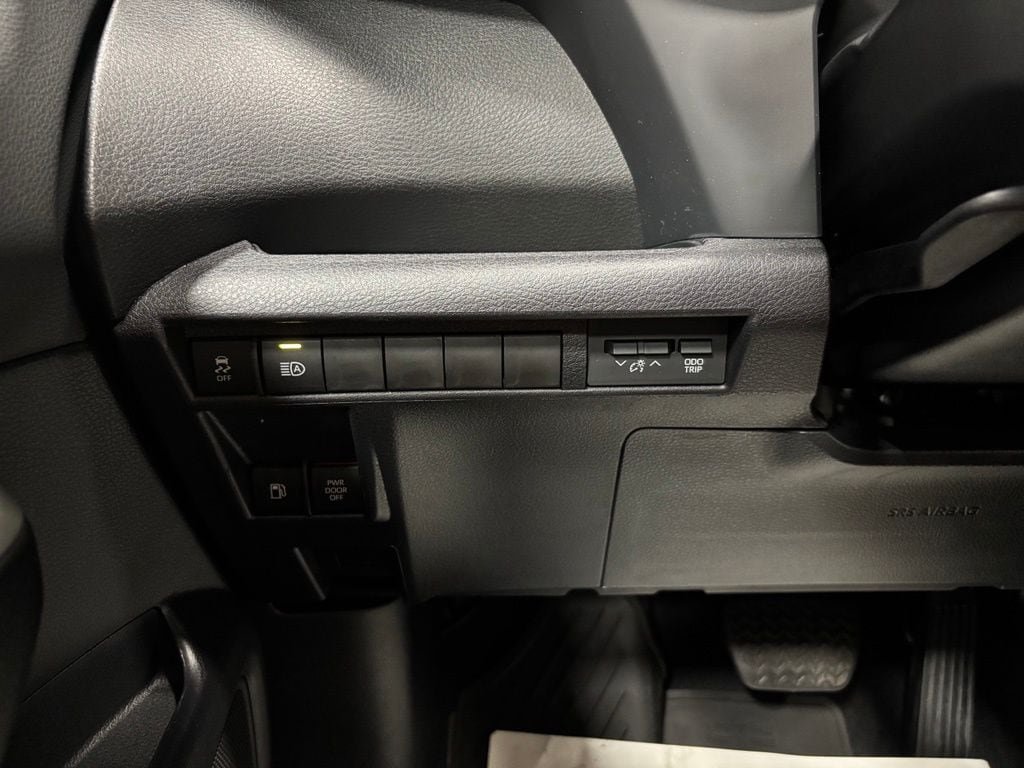 Used 2025 Toyota Sienna XSE FWD image 17