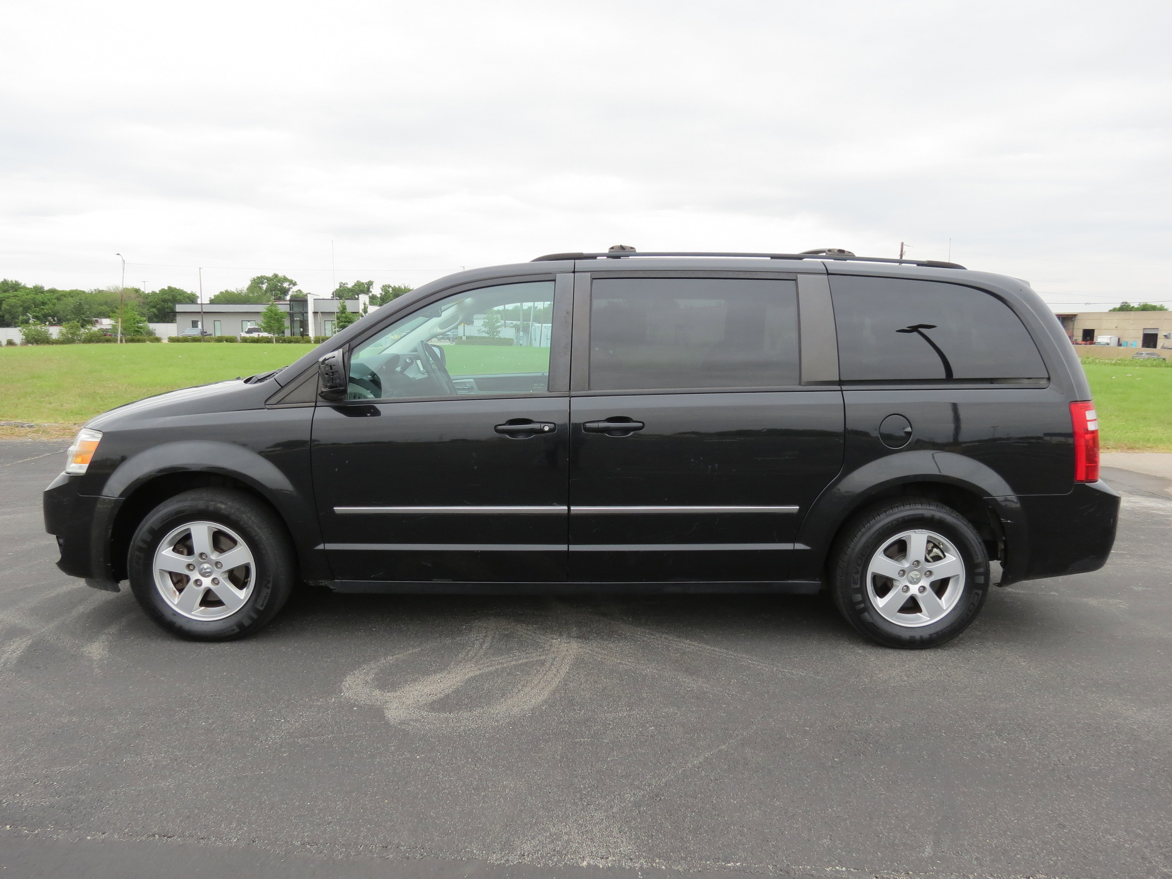Used 2010 Dodge Grand Caravan SXT w/ Trailer Tow Group FWD image 3