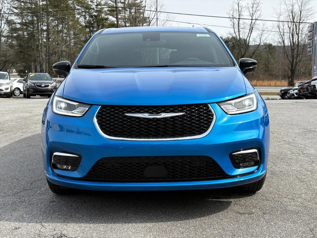 New 2026 Chrysler Pacifica Limited w/ Uconnect Theater Family Group image 2