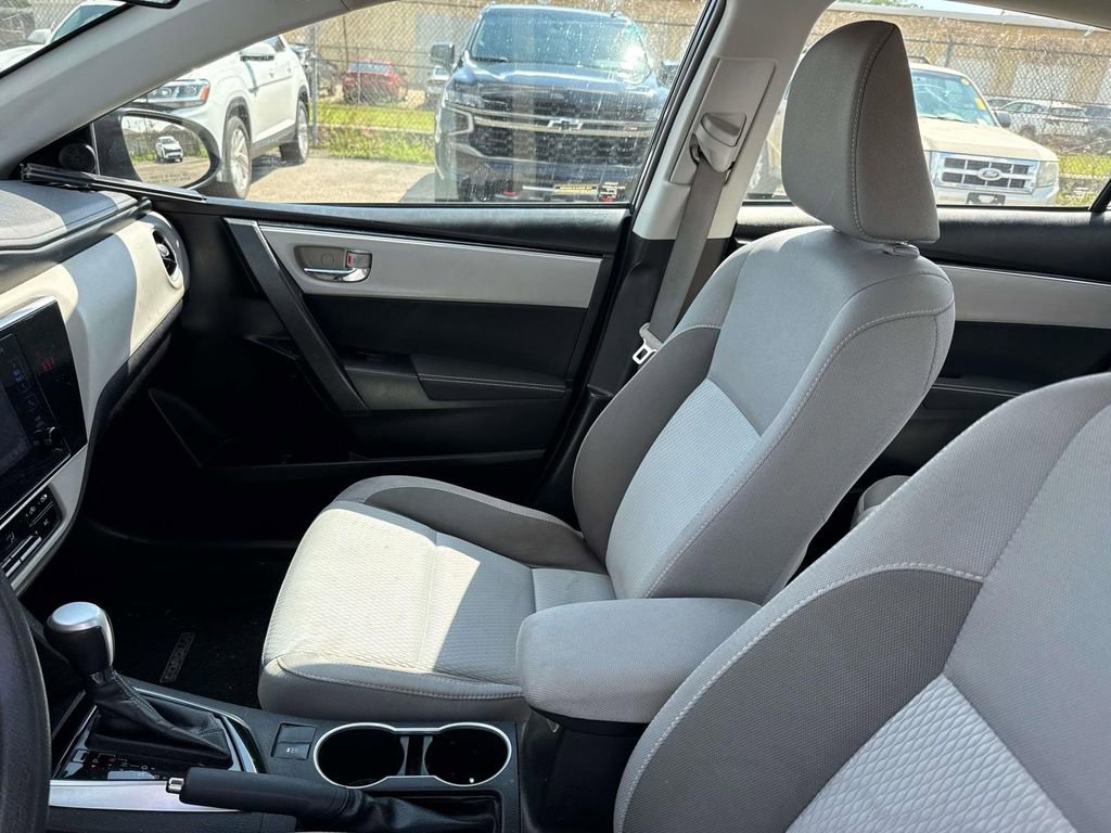 Used 2018 Toyota Corolla LE FWD image 17