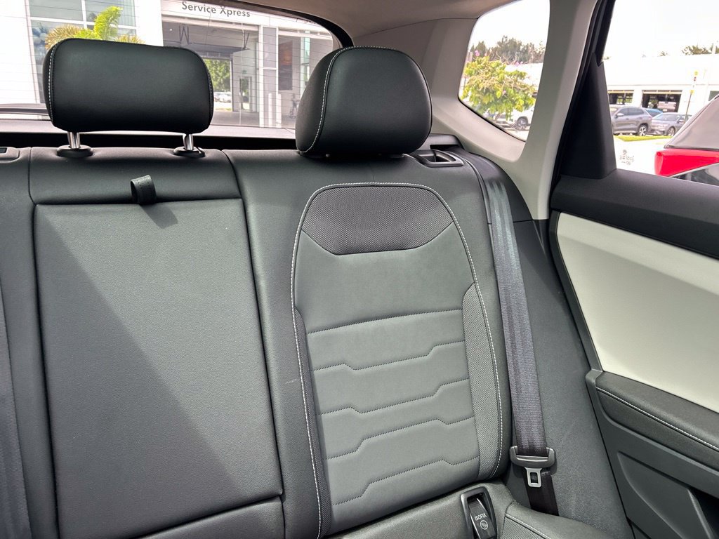 Certified 2025 Volkswagen Taos SE w/ Panoramic Sunroof Package FWD image 14