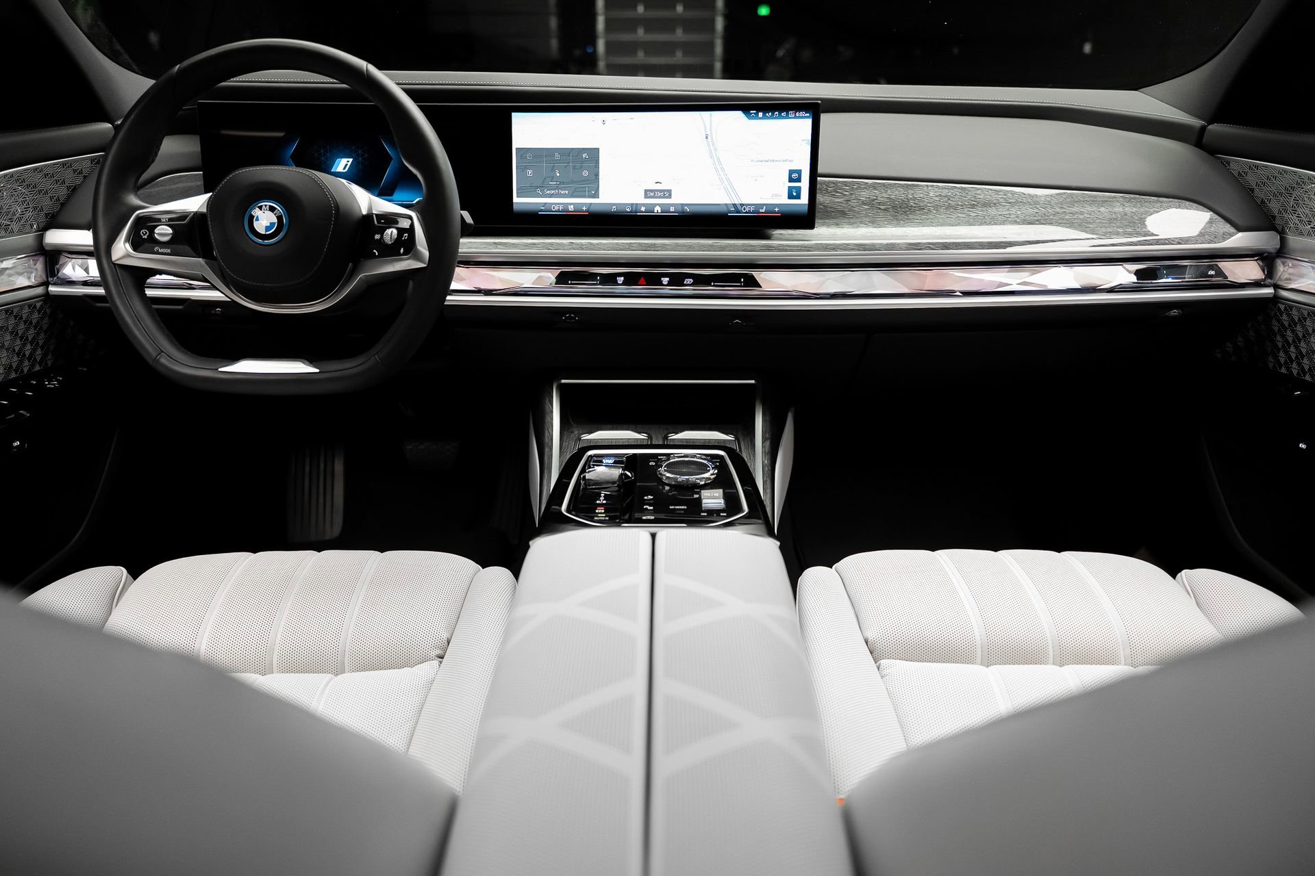 Used 2023 BMW i7 xDrive60 w/ Executive Package 2 image 43