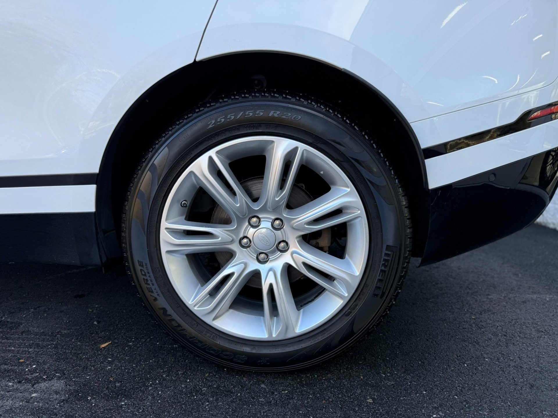 Used 2018 Land Rover Range Rover Velar R-Dynamic SE image 45