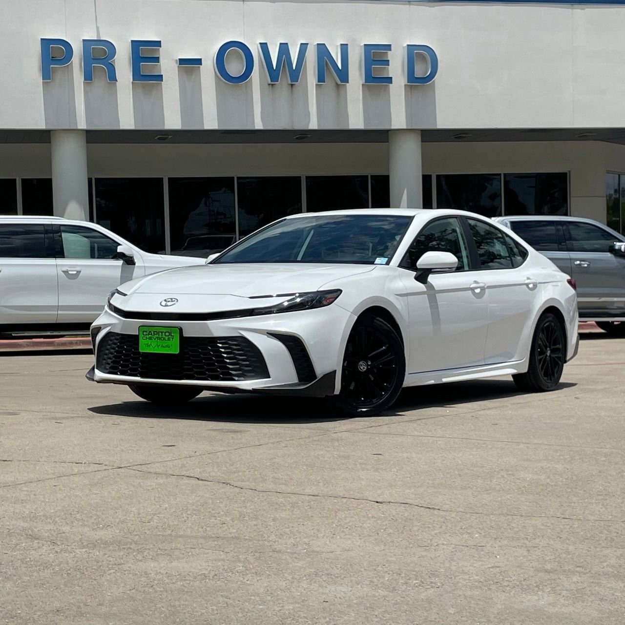 Used 2025 Toyota Camry SE FWD image 1