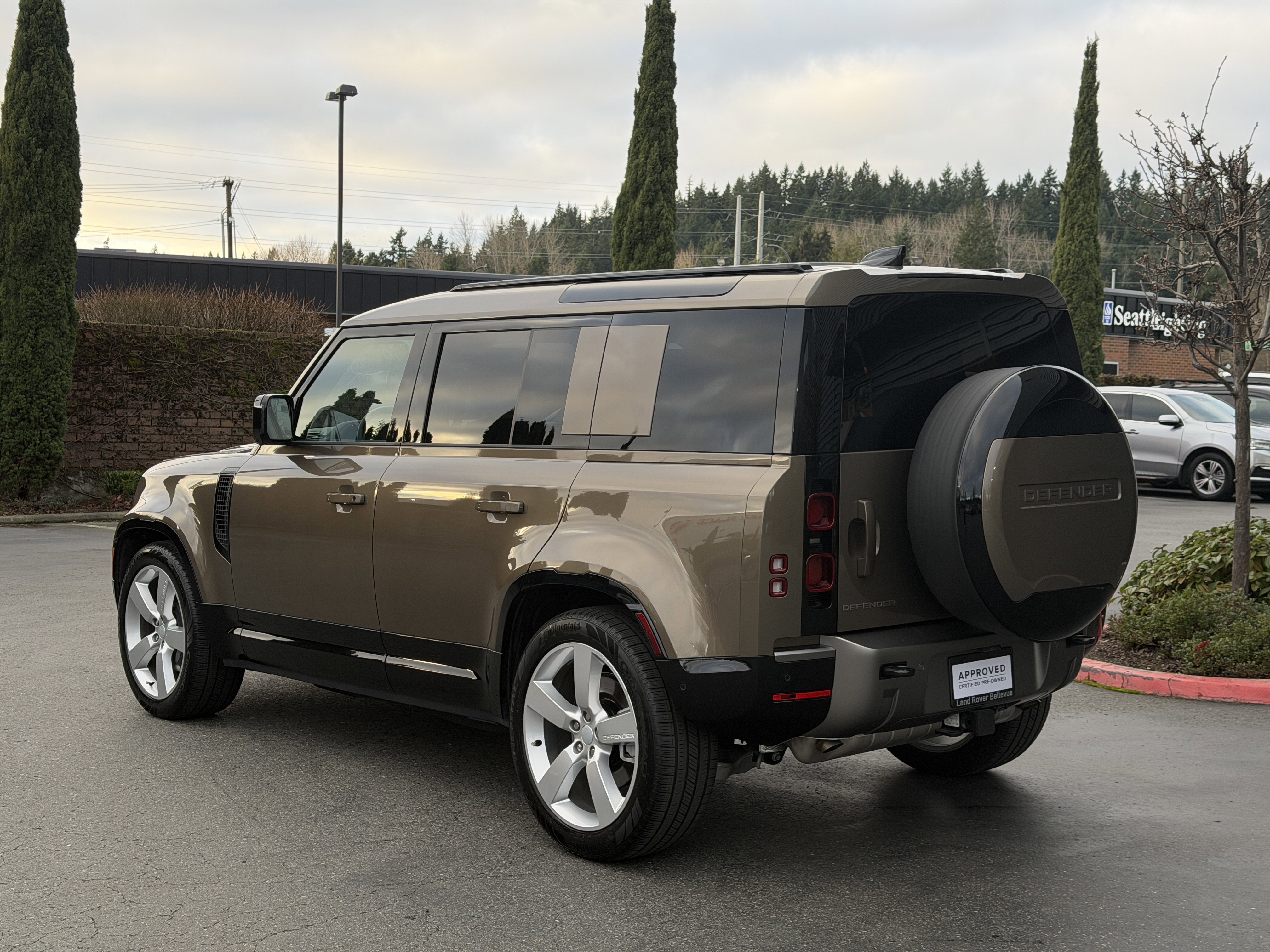 Certified 2025 Land Rover Defender 110 X-Dynamic SE image 6