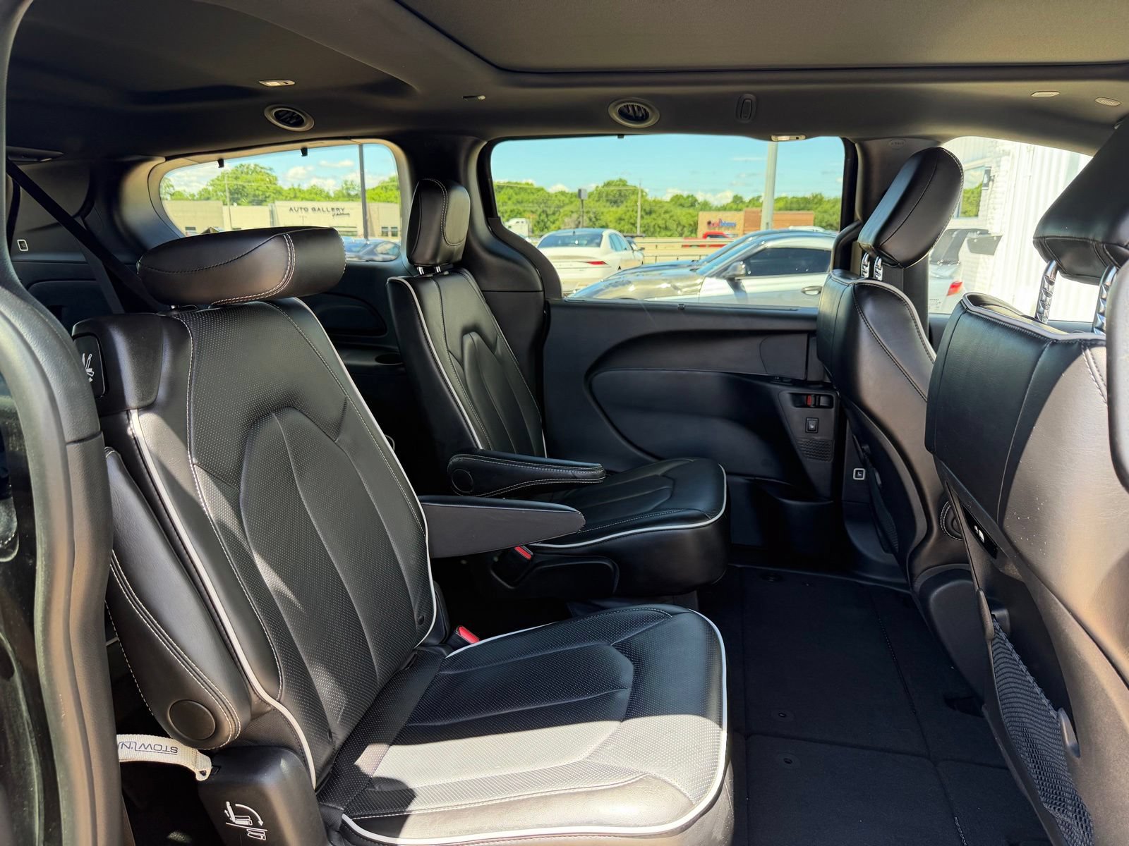 Used 2025 Chrysler Pacifica Limited FWD image 25