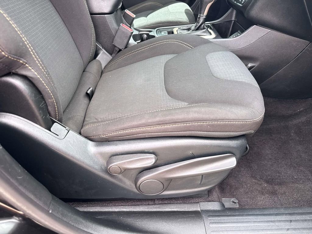 Used 2017 Jeep Cherokee Latitude image 13