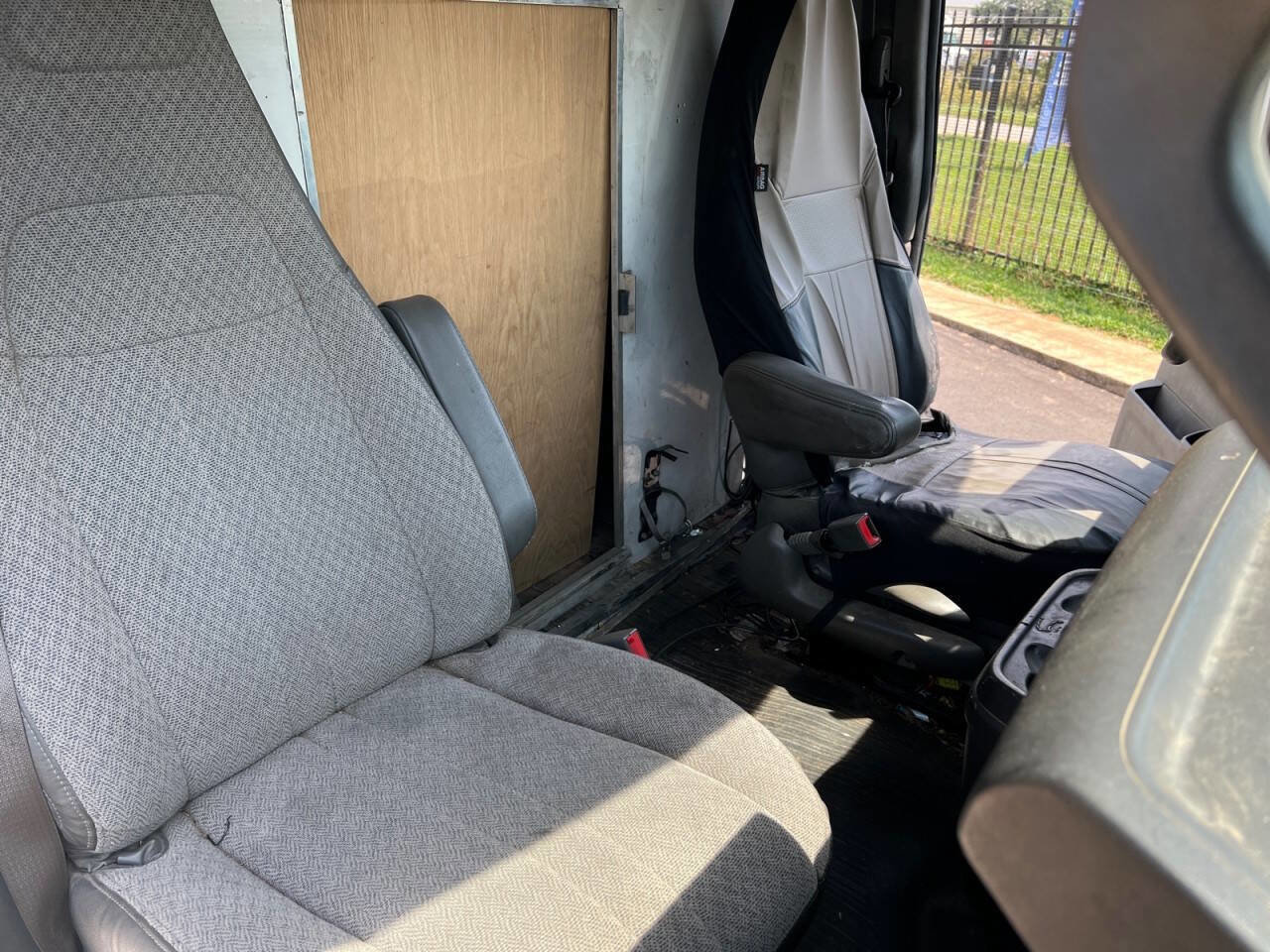 Used 2017 Chevrolet Express 3500 RWD image 17