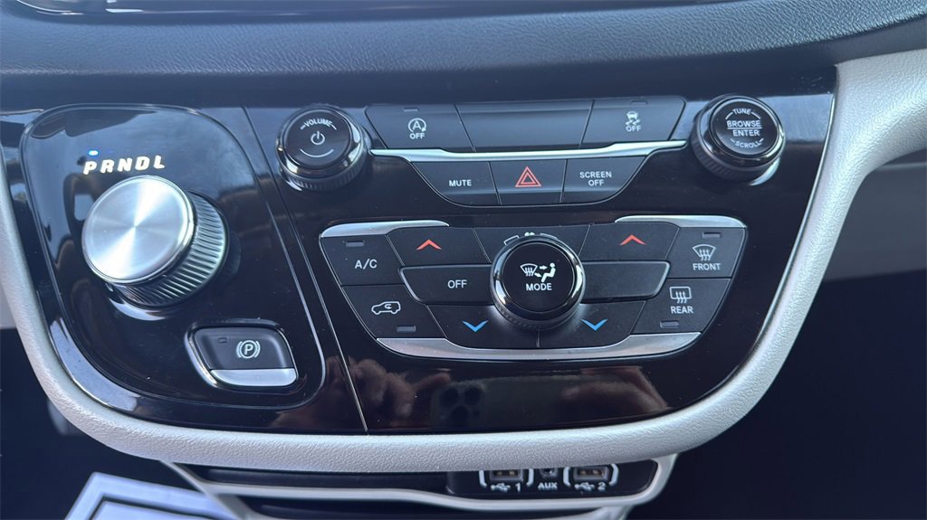 Used 2022 Chrysler Voyager LX image 28