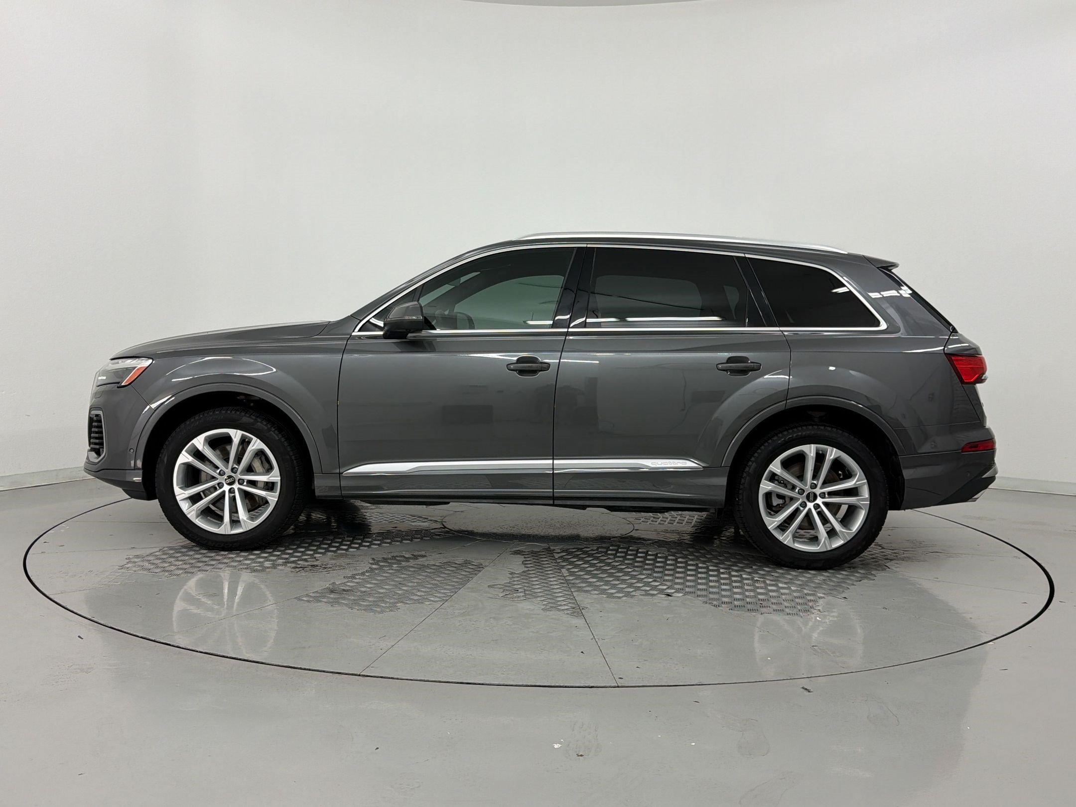 Used 2025 Audi Q7 3.0T Premium Plus AWD/4WD image 2