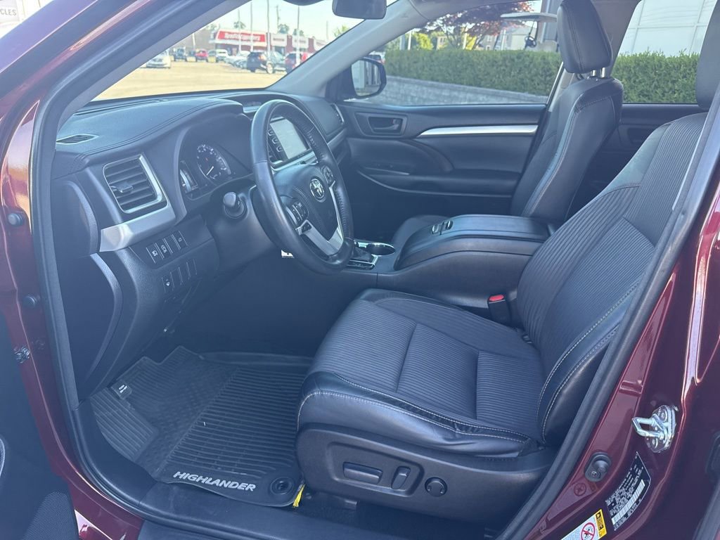 Used 2017 Toyota Highlander Plus AWD/4WD image 10