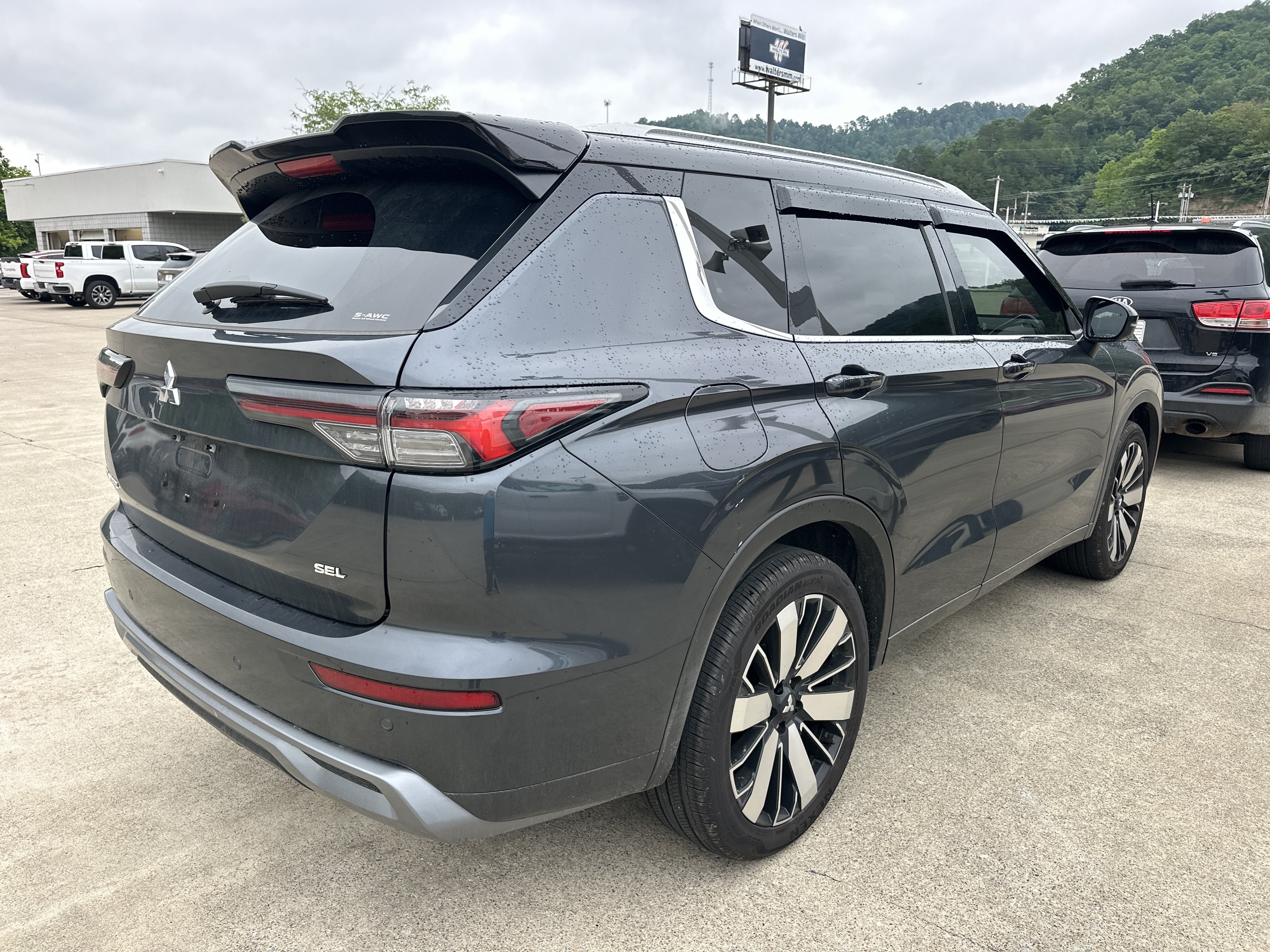 Used 2026 Mitsubishi Outlander SEL AWD/4WD image 2