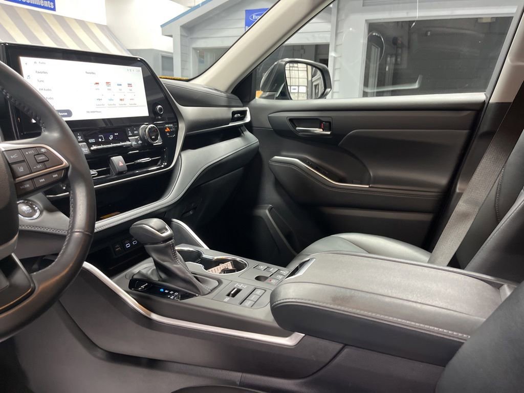 Used 2023 Toyota Highlander XLE AWD/4WD image 16
