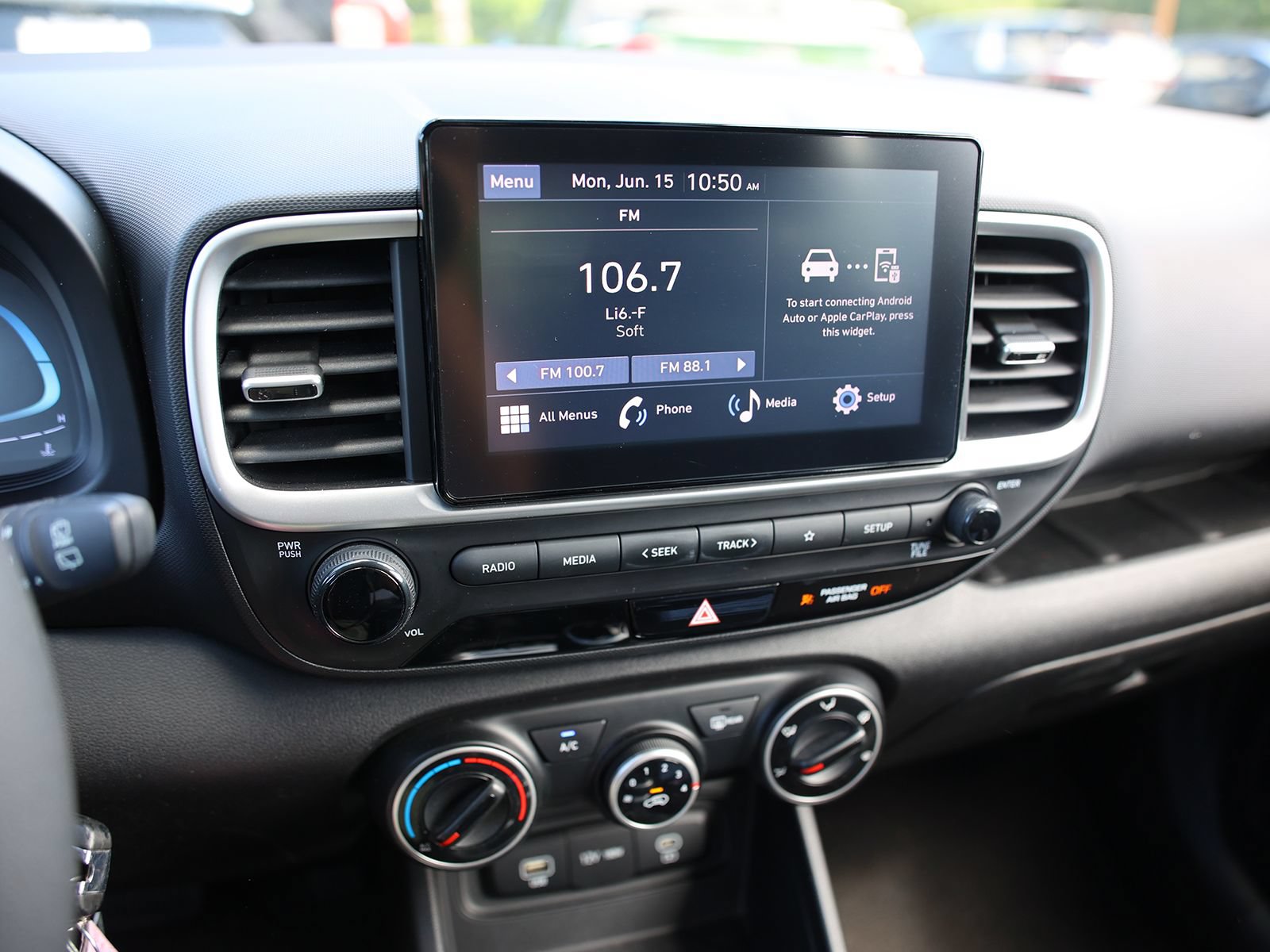 Used 2023 Hyundai Venue SE FWD image 18