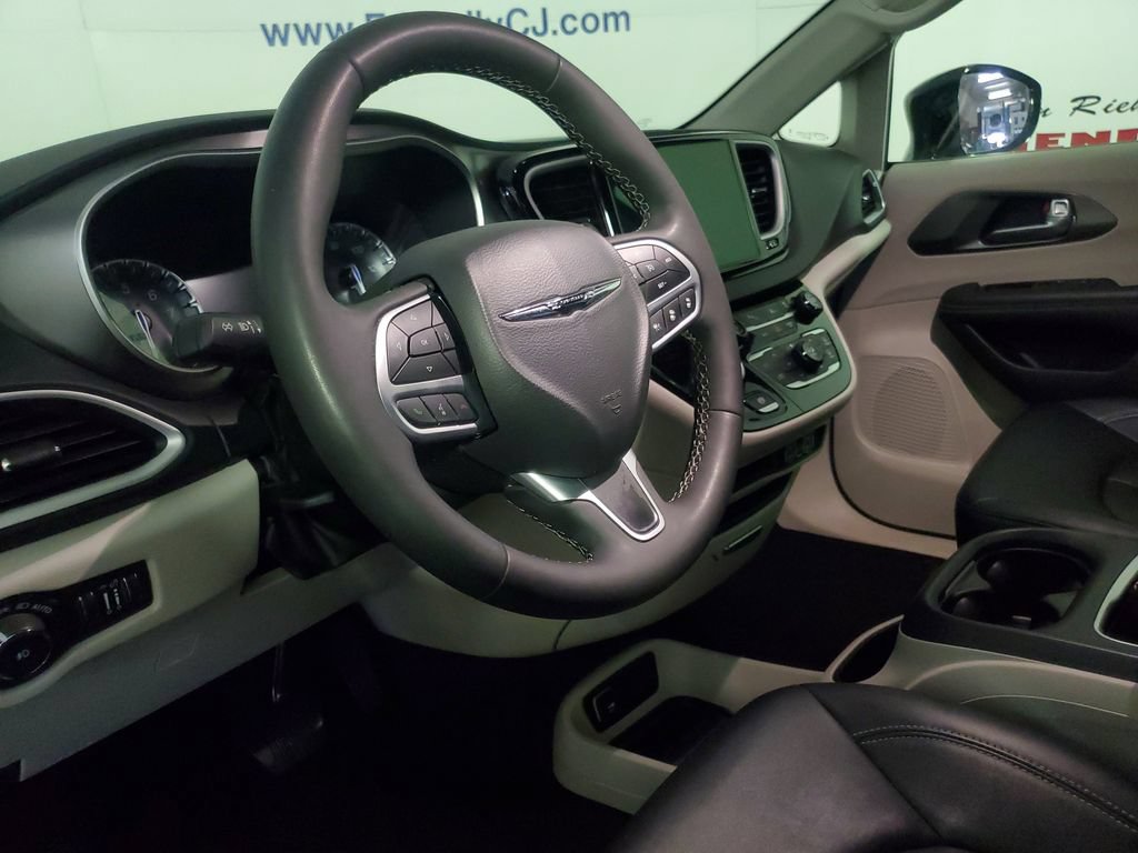 Used 2024 Chrysler Pacifica Touring-L FWD image 19
