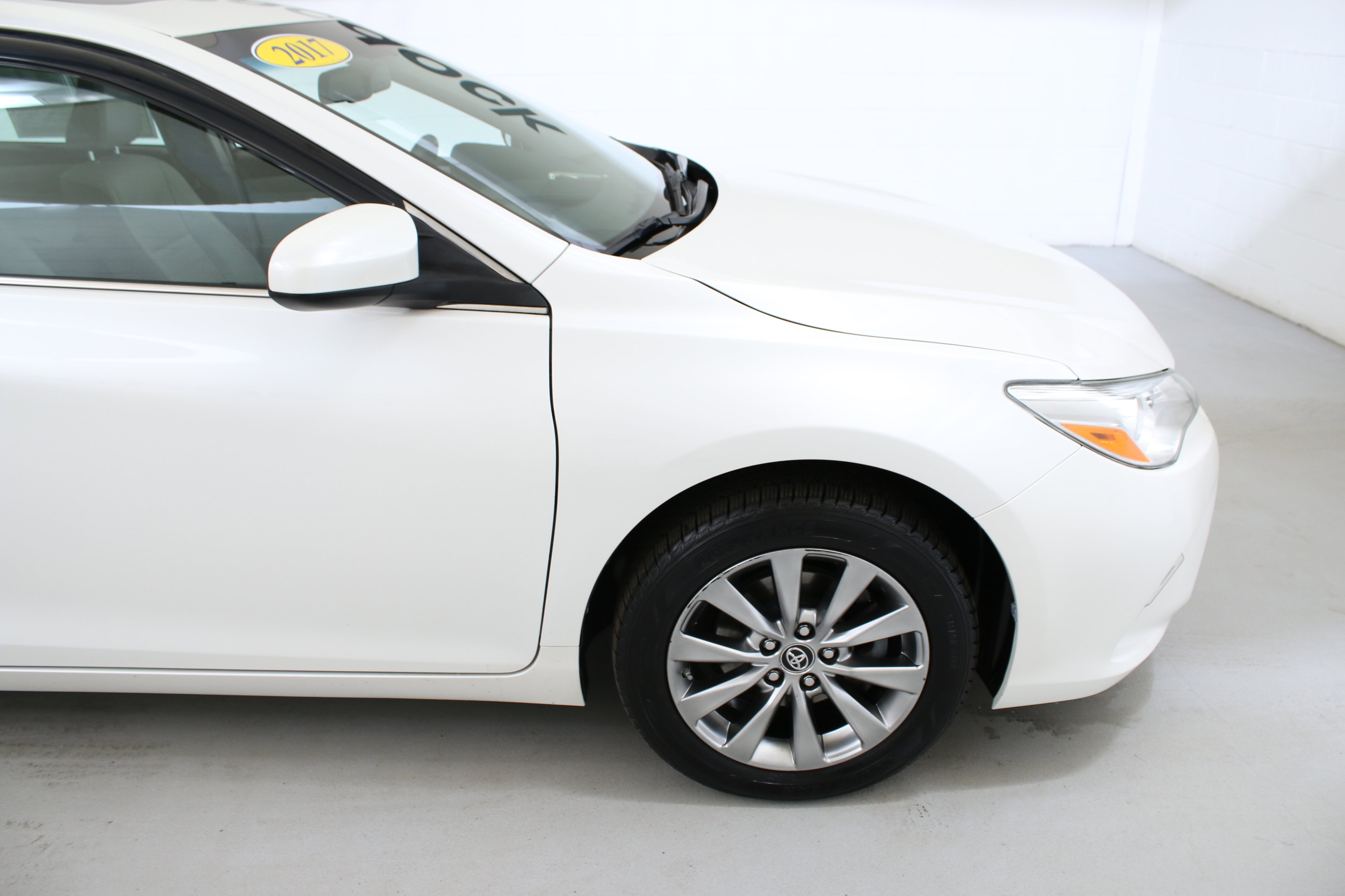 Used 2017 Toyota Camry XLE FWD image 11