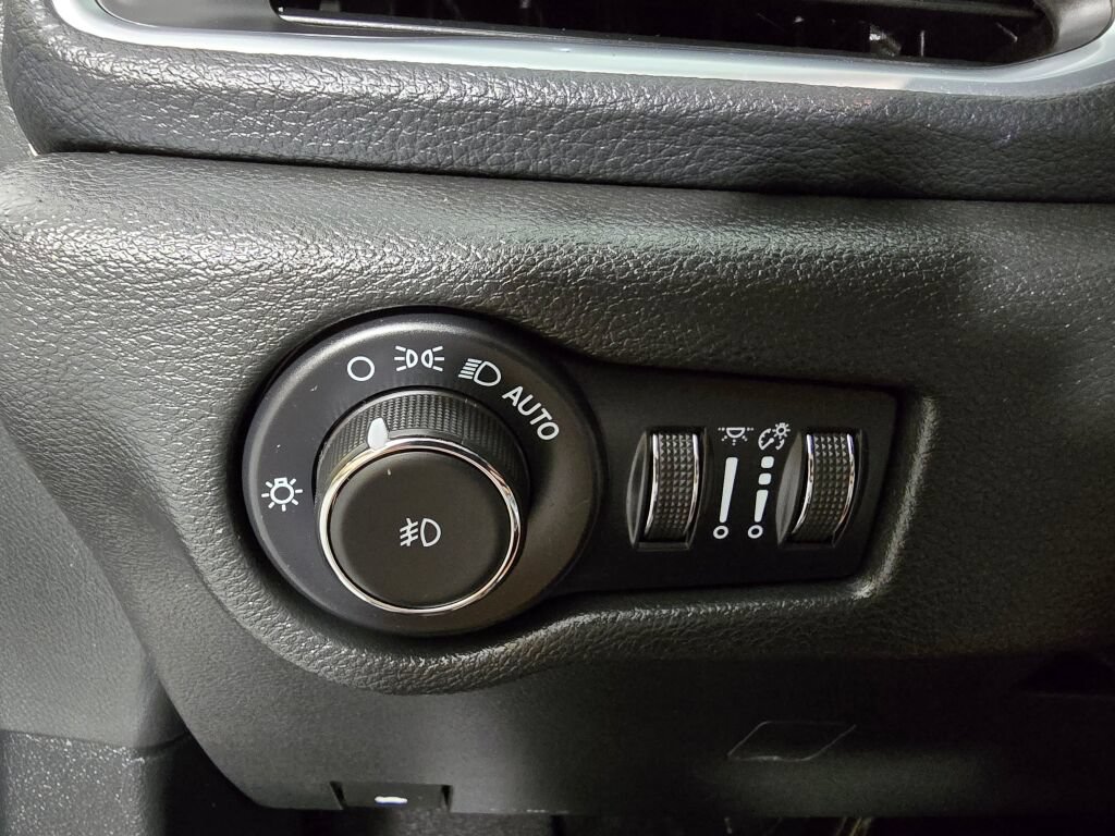 Used 2023 Chrysler Pacifica Limited w/ Uconnect Theater Family Group FWD image 24