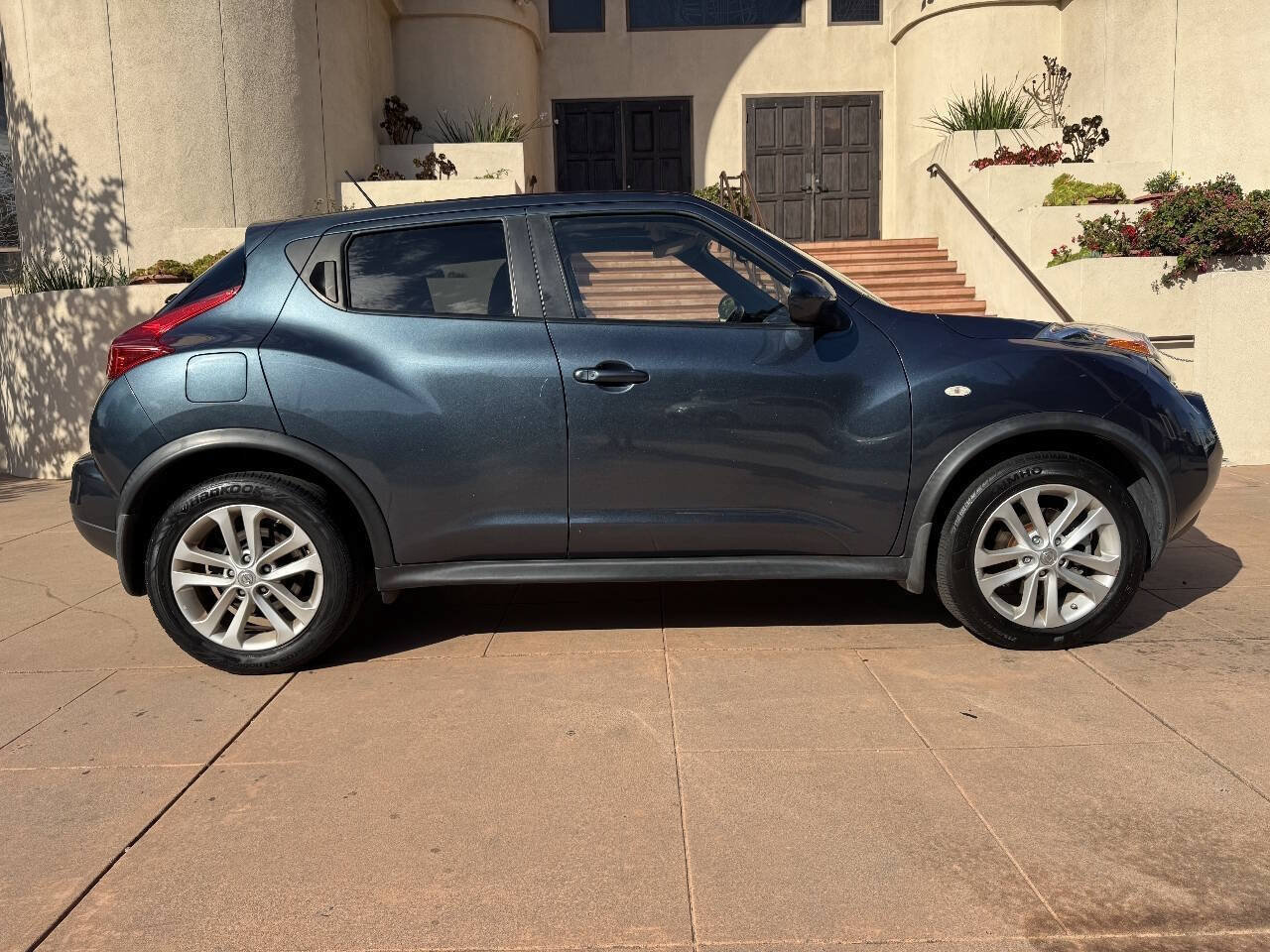 Used 2011 Nissan Juke SV FWD image 4