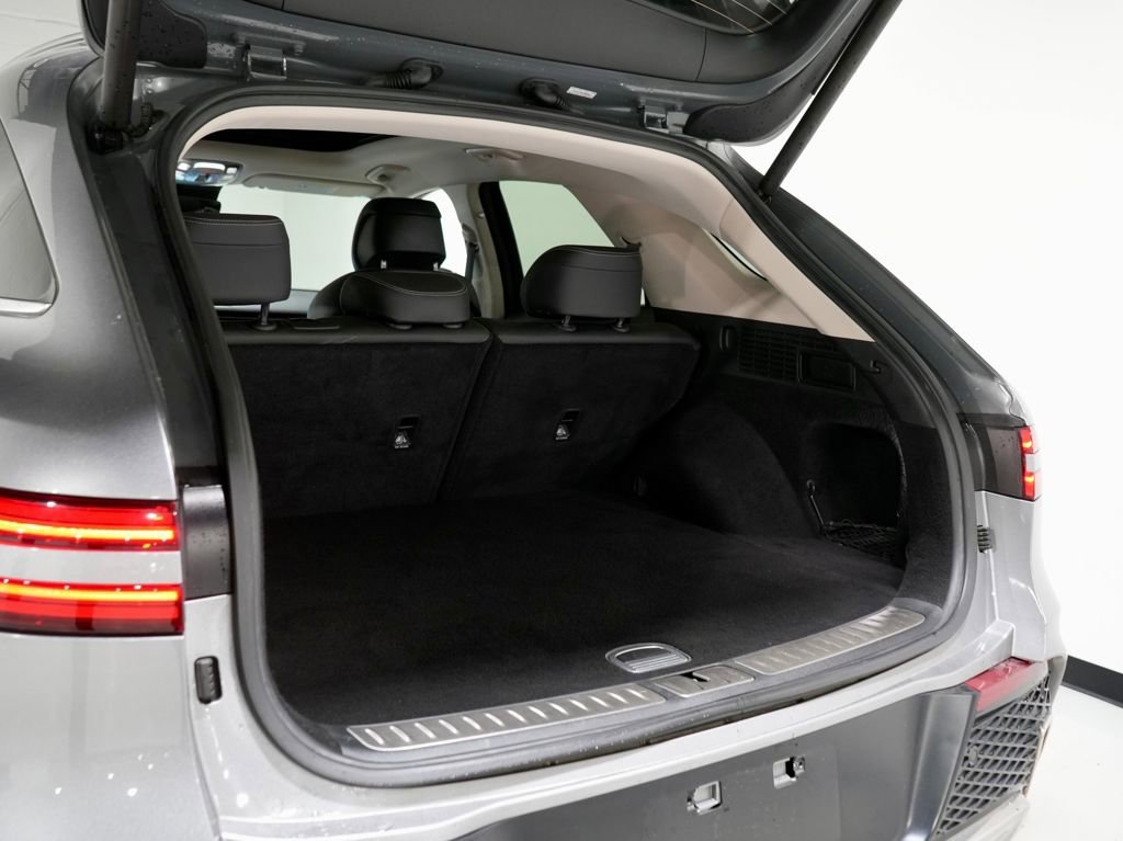 Used 2023 Genesis GV70 2.5T w/ Select Package image 10