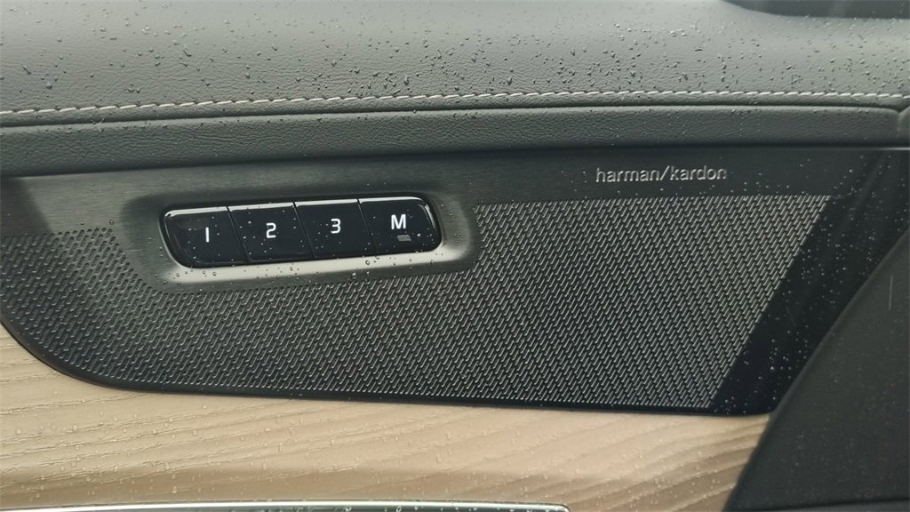 New 2026 Volvo XC90 T8 Plus w/ Protection Package Premier image 9
