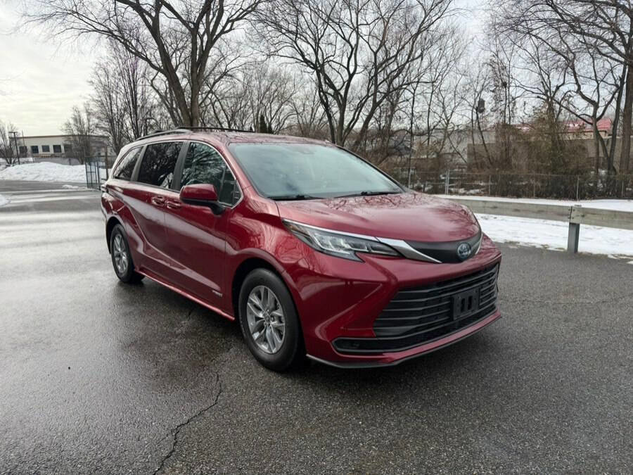 Used 2021 Toyota Sienna LE image 13