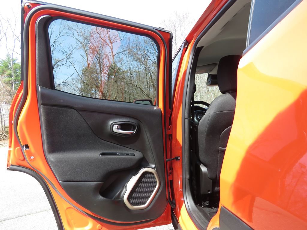 Used 2017 Jeep Renegade Latitude w/ Popular Equipment Group image 18